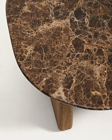 Приставной столик Pirita из коричневого мрамора с ножками из дуба с натуральной отделкой, 71 x 70 см