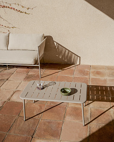 Уличный стол Zivia из оцинкованной стали бежевого цвета, 90 x 50 см