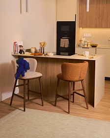 Полубарный стул Ciselia из бежевого шенилла с ножками из ясеня в отделке орех