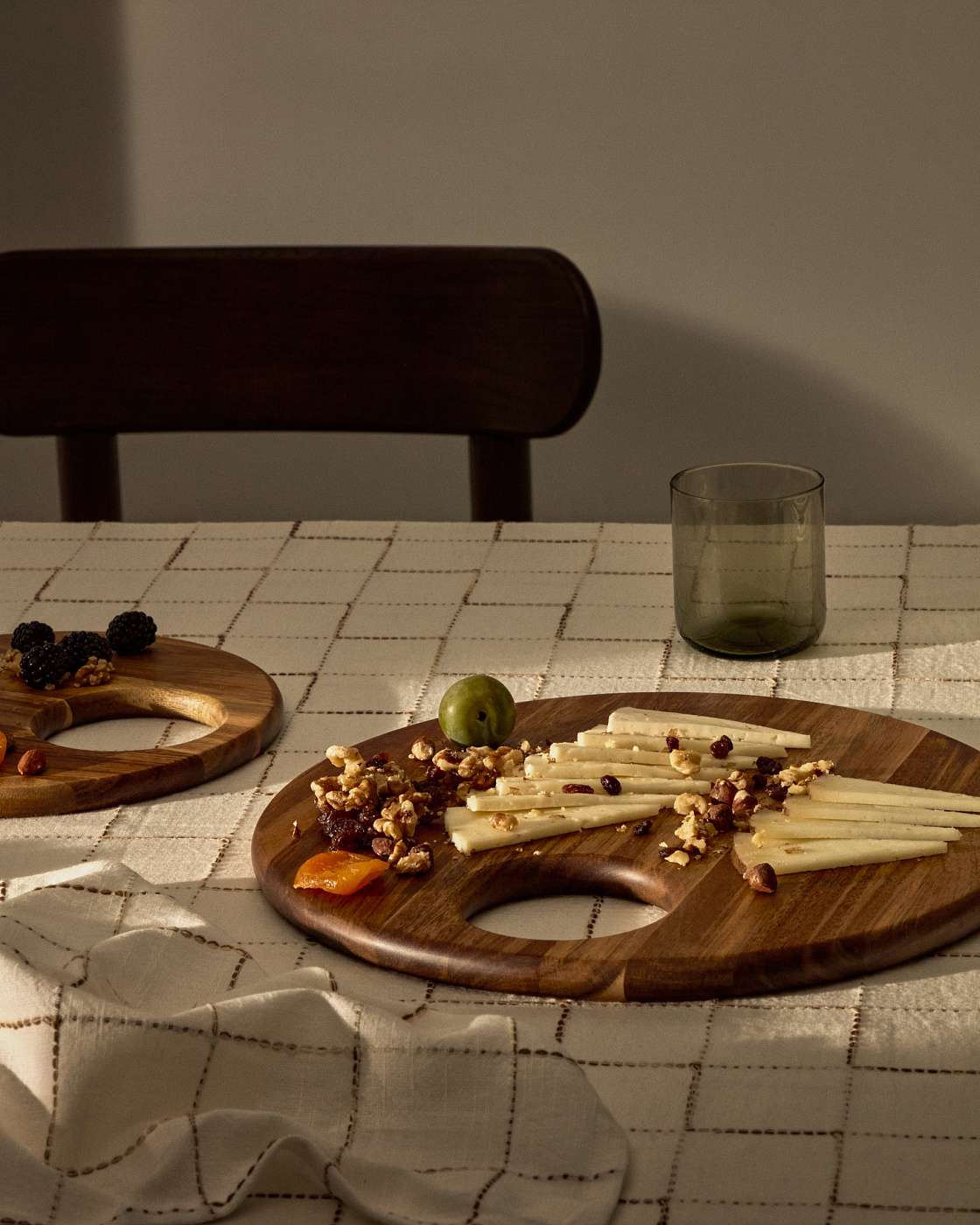 Сервировочная доска Klot среднего размера из акации