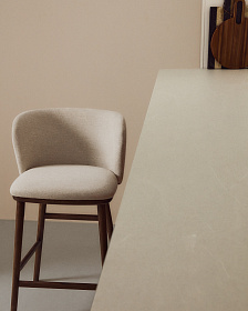 Полубарный стул Ciselia из бежевого шенилла с ножками из ясеня в отделке орех