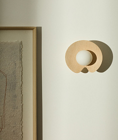 Настенный светильник Wilara из дуба с шаром из дымчатого стекла