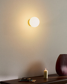 Настенный светильник Brisia из металла в матовой латунной отделке с плафоном Ø15 см