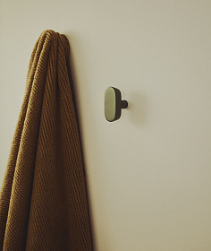 Набор из 2 вешалок Arely из бука с зеленым лаковым покрытием, 6,5 см/10 см