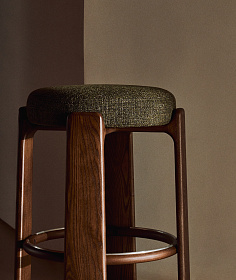 Granite Полубарный табурет из зеленого шенилла и массива ясеня в отделке орех 65 см