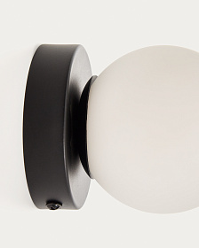 Настенный светильник Brisia из черного металла со стеклянным шаром Ø8 см