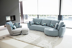 Кресло Roxane поворотное с пуфом на металлических ножках