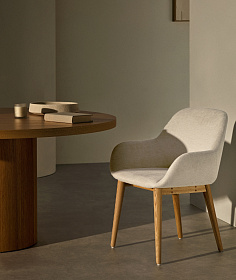 Стул Konna бежевого цвета с ножками из массива ясеня