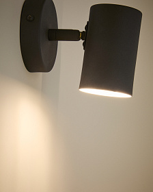 Настенный светильник Manie из металла с отделкой под черный чугун