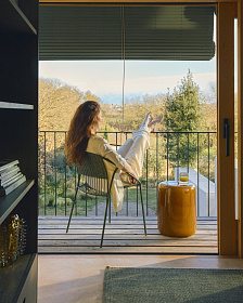 Уличный приставной столик Mesquida из керамики с горчичной глазурью 35 см