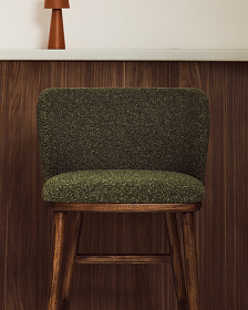 Барный стул Ciselia из темно-зеленого шенилла с ножками из ясеня в отделке орех