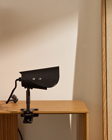 Маленькая настольная лампа Jula с зажимом из черного металла