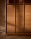 Витрина Onix из дубового шпона в натуральной отделке