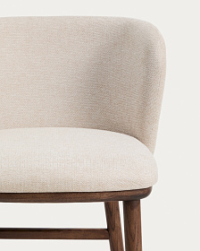 Барный стул Ciselia из бежевого шенилла с ножками из ясеня в отделке орех