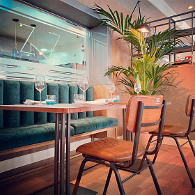 Стул с кожаным сиденьем Romina с черными ножками