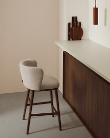 Полубарный стул Ciselia из бежевого шенилла с ножками из ясеня в отделке орех