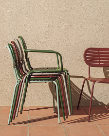 Уличный стул Brai с подлокотниками из оцинкованной стали бежевого цвета