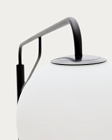 Торшер Eilo из черной стали с плафоном из матового стекла