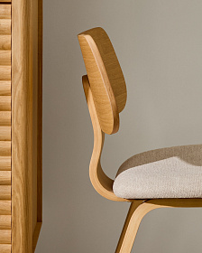 Стул Gena из бежевого шенилла с каркасом из шпона дуба и каучукового дерева