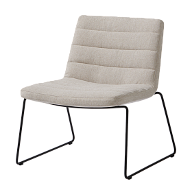 Кресло Xail с низкой спинкой на салазках (обивка с горизонтальной прострочкой).