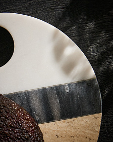 Круглая сервировочная доска Nivol из черно-белого мрамора и травертина