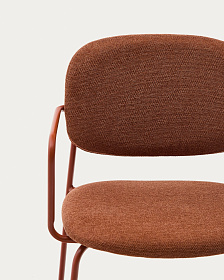Стул Meli с подлокотниками из терракотовой шенилли с терракотовыми металлическими ножками