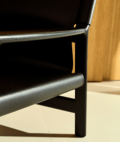 Кресло Jan из переработанной кожи черного цвета и ясеня в черном цвете