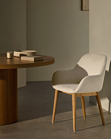 Стул Konna бежевого цвета с ножками из массива ясеня