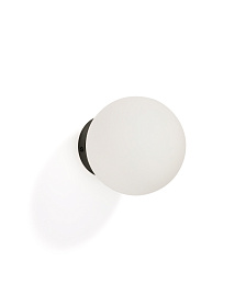 Настенный светильник Brisia из черного металла со стеклянным шаром Ø15 см