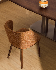 Стул Ciselia из терракотового шенилла с ножками из ясеня в отделке орех