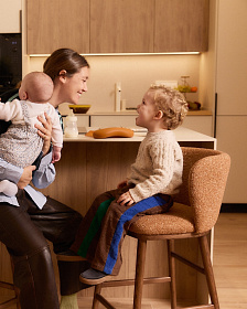 Полубарный стул Ciselia из терракотового шенилла с ножками из ясеня в отделке орех