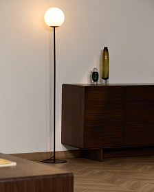 Торшер Brisia из черного металла с матовым стеклянным шаром Ø20