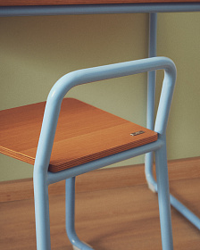 Tinn Стул из ясеневого шпона с синей металлической конструкцией
