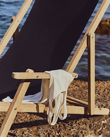 Складное кресло Vilara для улицы из акации и текстиля черного цвета