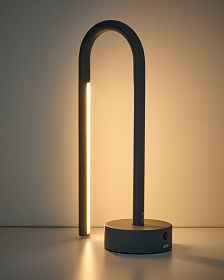 Переносная настольная лампа Bow из синего алюминия