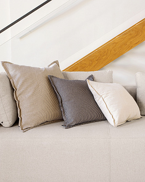 Чехол для подушки Aleria с белыми и серыми полосами 45 x 45 см