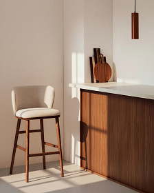 Барный стул Ciselia из бежевого шенилла с ножками из ясеня в отделке орех