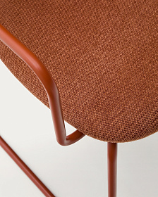 Стул Meli с подлокотниками из терракотовой шенилли с терракотовыми металлическими ножками