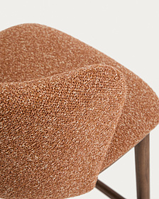 Барный стул Ciselia из терракотового шенилла с ножками из ясеня в отделке орех
