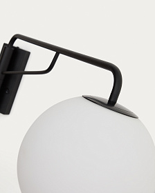 Настенный светильник Eilo из черной стали с плафоном из матового стекла