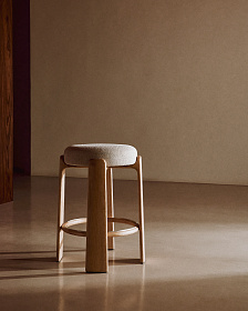 Granite Полубарный табурет из бежевого шенилла и массива ясеня в натуральной отделке 65 см