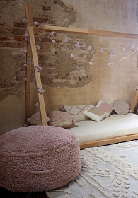 Круглая интерьерная подушка с помпонами винтажно нюдовая 48*48