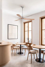 Потолочный вентилятор Lantau-G LED из матового никеля/сосны с двигателем постоянного тока