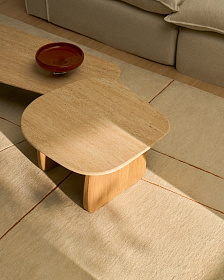 Приставной столик Pirita из бежевого травертина с ножками из дуба натурального цвета, 71 x 70 см