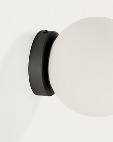 Настенный светильник Brisia из черного металла со стеклянным шаром Ø15 см