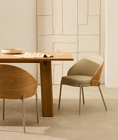 Стул Eamy из бежевой экокожи, ясеневого шпона с натуральной отделкой и бежевого металла