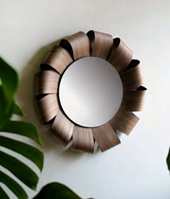 Зеркало Brisa в раме из орехового дерева