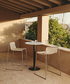 Высокий барный стол Saura из черного металла со столешницей из белой терраццо