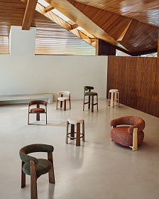 Granite Полубарный табурет из терракотового шенилла и массива ясеня в натуральной отделке 65 см