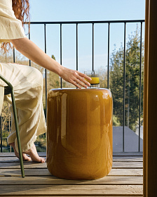 Уличный приставной столик Mesquida из керамики с горчичной глазурью 35 см